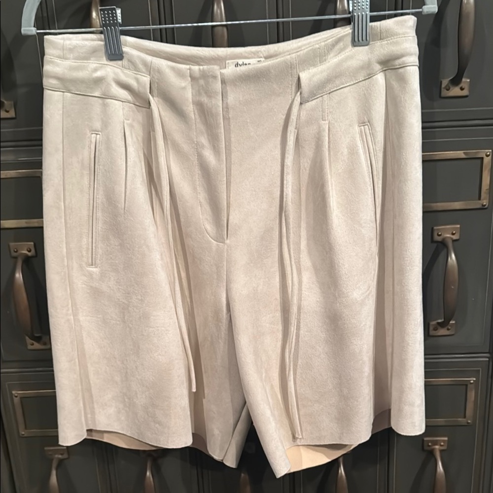 Dylan Cream Bermuda Shorts Tailored Sophistication